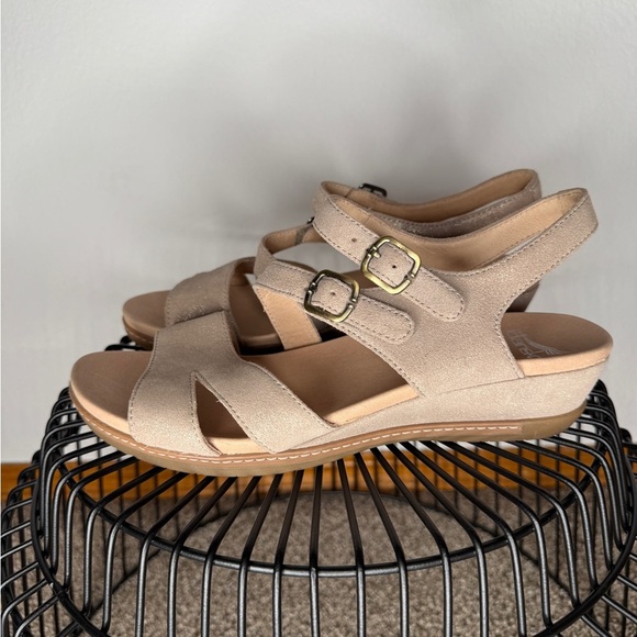 Dansko Angela Sandals Metallic Sand Size 10.5 Wedge Heel Excellent Condition - Picture 1 of 8